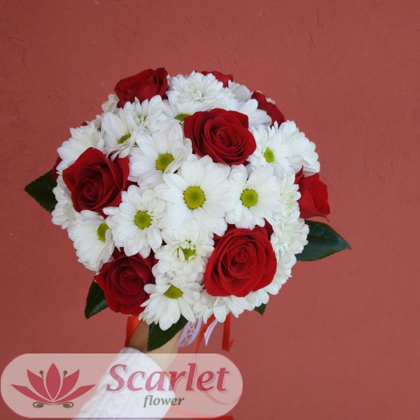 Букет невесты из красных роз и хризантемы